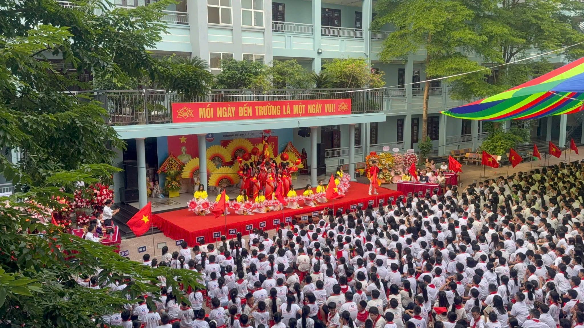 Hoạt động tập thể tại sân trường Đông Bắc Ga